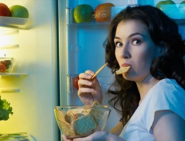 Ερευνητές ανακάλυψαν κόλπο που μέσα σε 2 λεπτά κόβει την λιγούρα για παχυντικά φαγητά